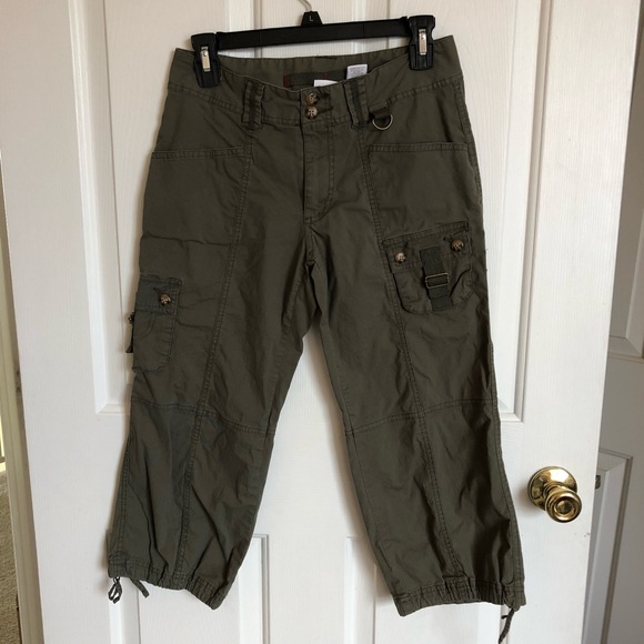 dark green capri pants